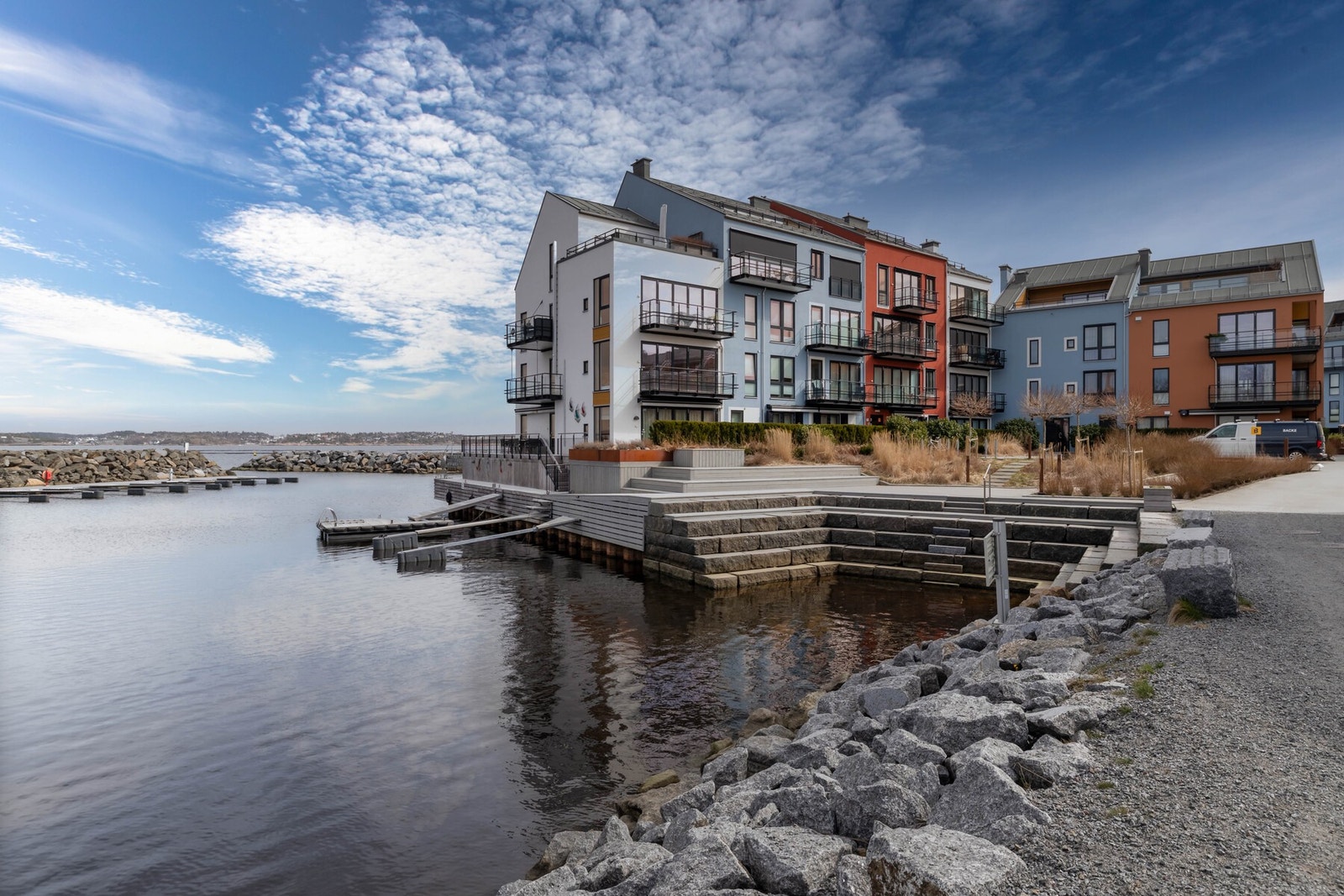 Idyllisk beliggenhet på øy 3 i populære Sjøparken/Agnes Brygge i Stavern - et moderne og nyetablert boligområde med havet som nærmeste nabo. Galleribilde