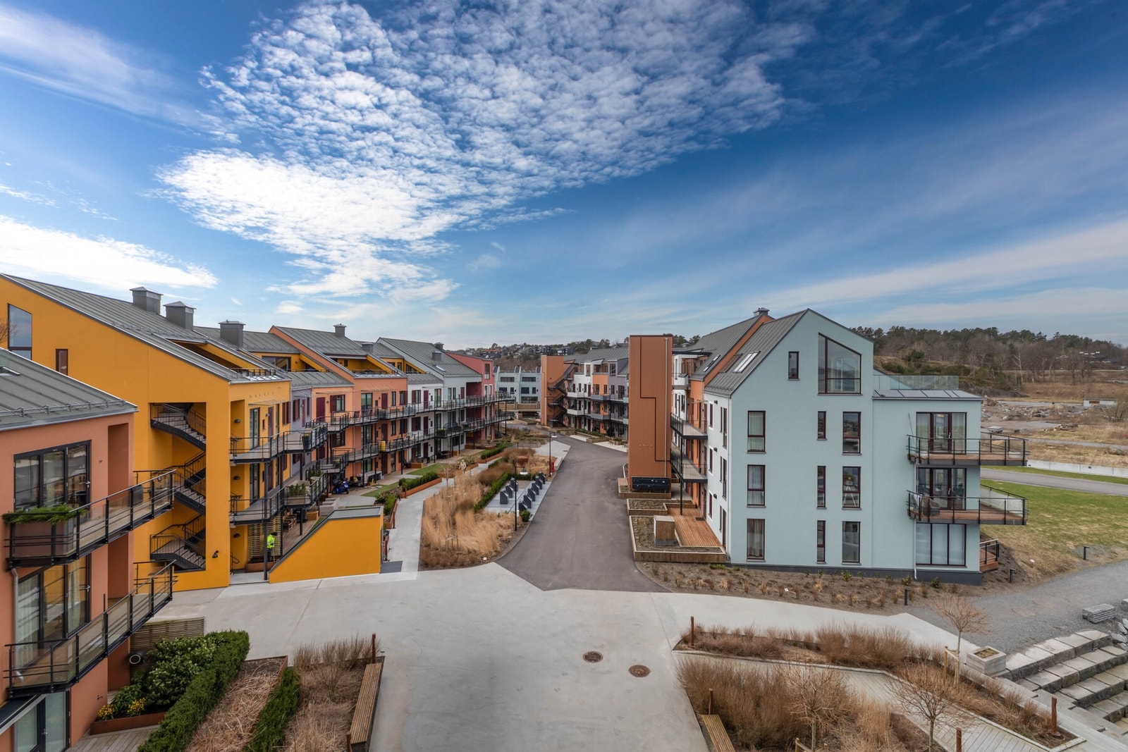 Fra spisestuen er det utgang til en koselig balkong med foldedør - en løsning som på en elegant måte forlenger rommet og skaper en sømløs overgang mellom inne og ute. Galleribilde