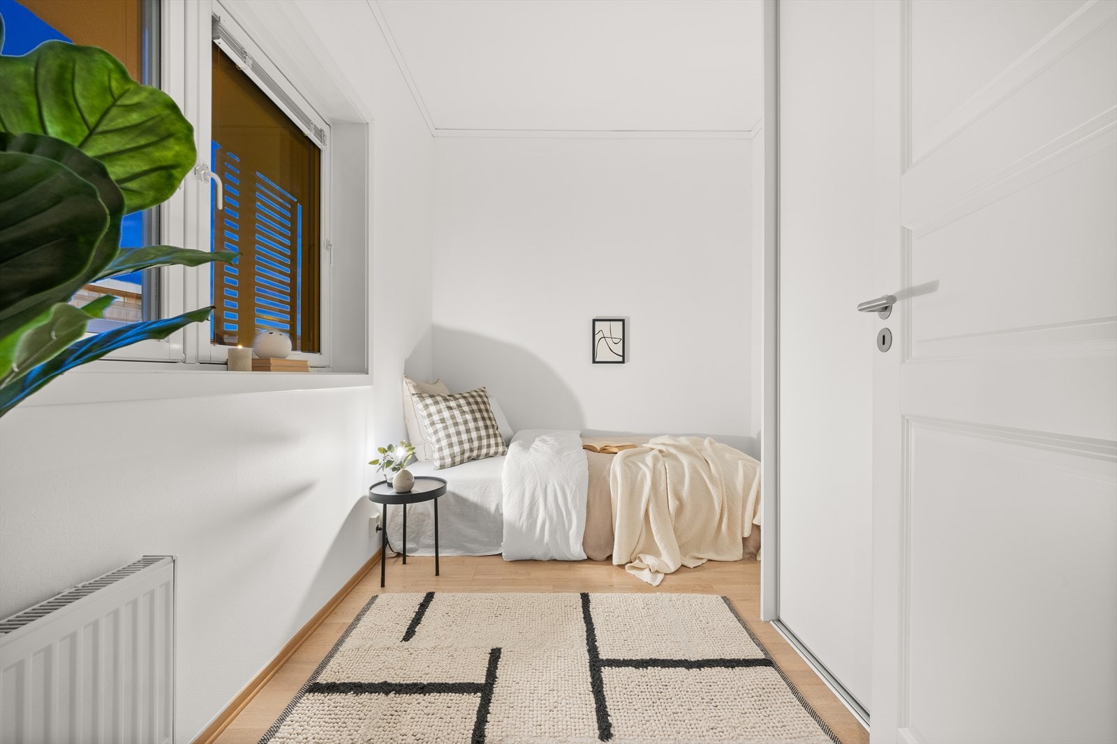 Soverom 2 med skyvedørsgarderobe. Galleribilde