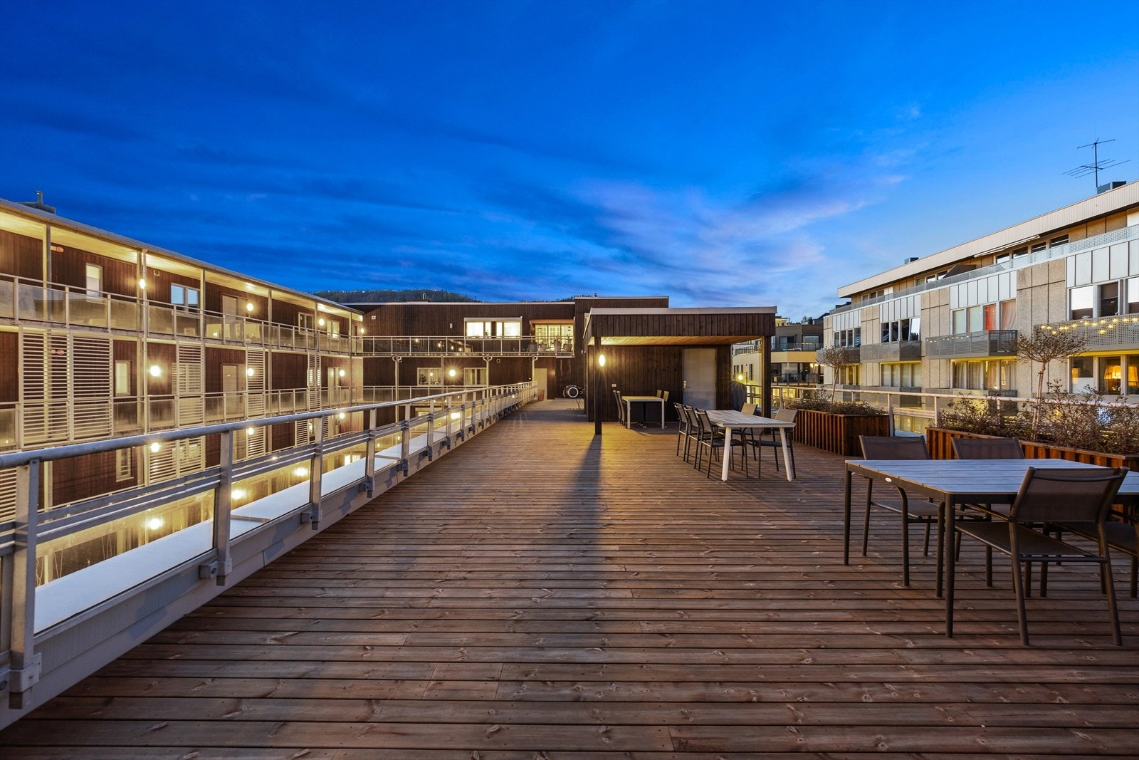 Borettslaget har også en stor, takterrasse med utemøbler til fri benyttelse for beboerne. Perfekt hvis man skal invitere inn til større lag. Galleribilde