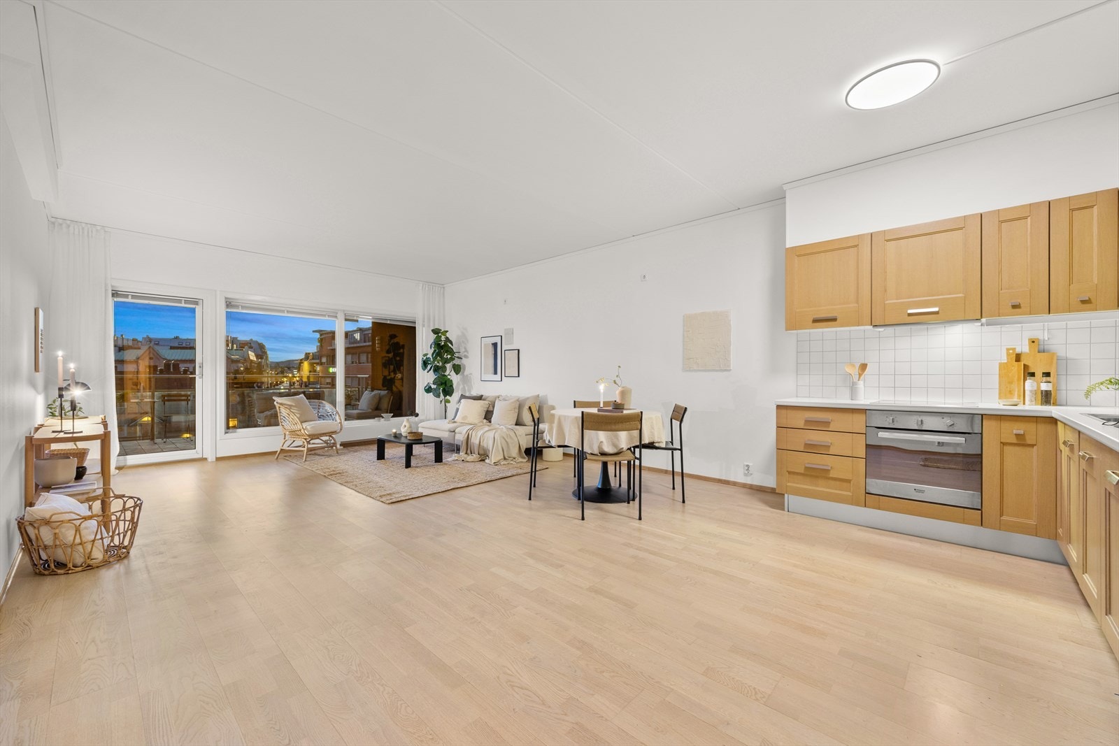 Overflatene er holdt i lyse toner og det er parkett på gulvet. Galleribilde