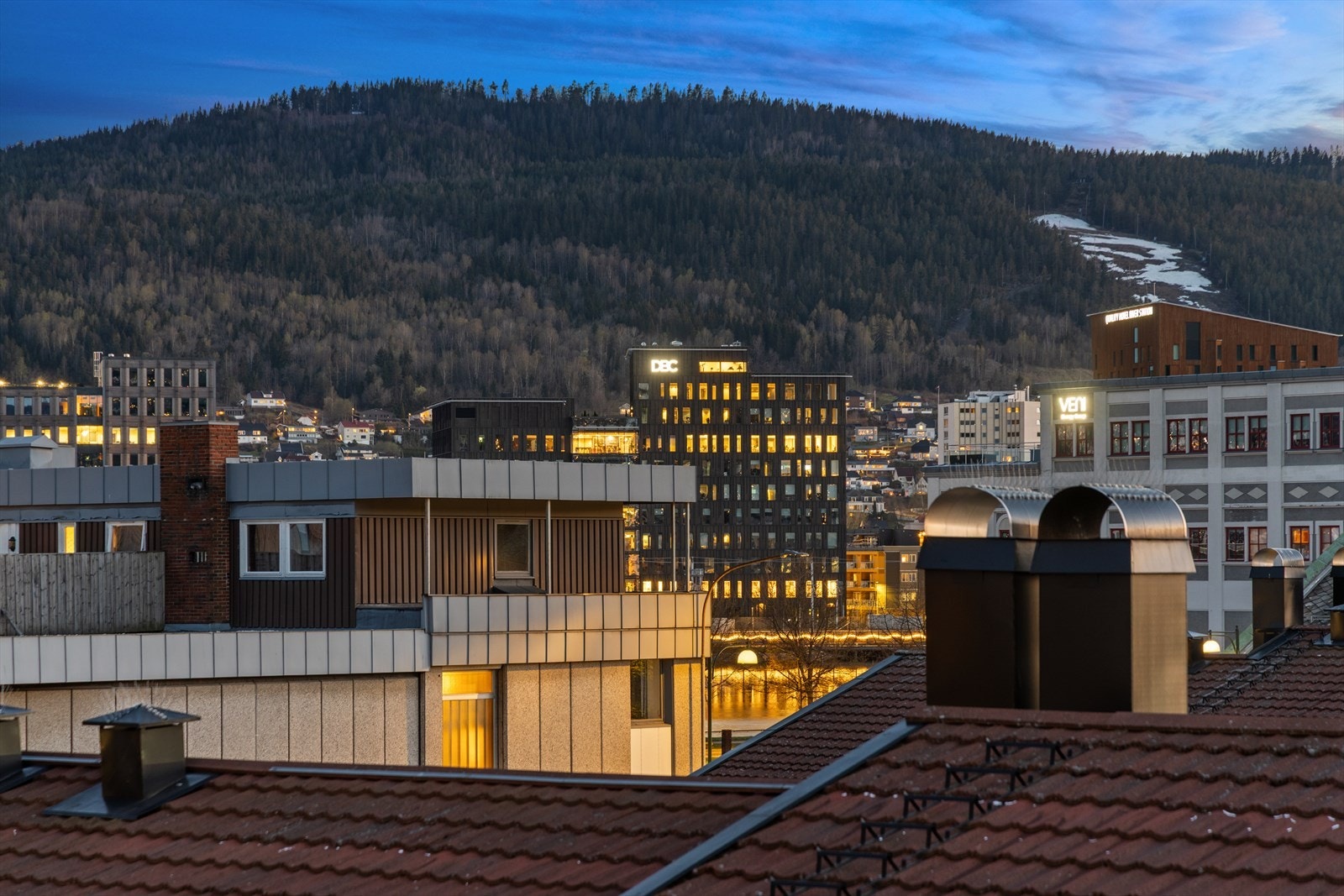 Utsikt fra egen, vestvendt balkong. Galleribilde