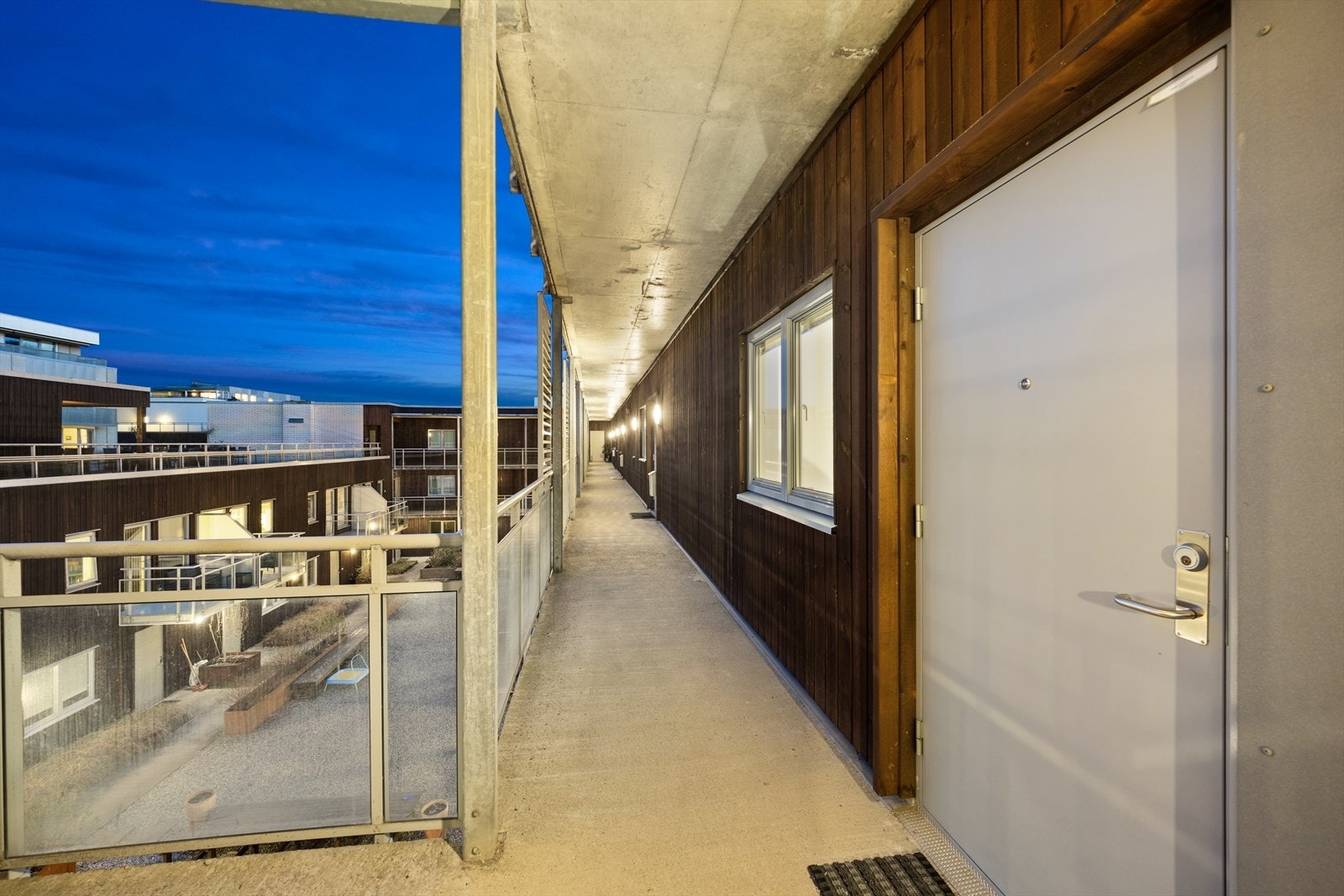 Adkomst via heis og felles svalgang som vender inn mot atriumet. Galleribilde