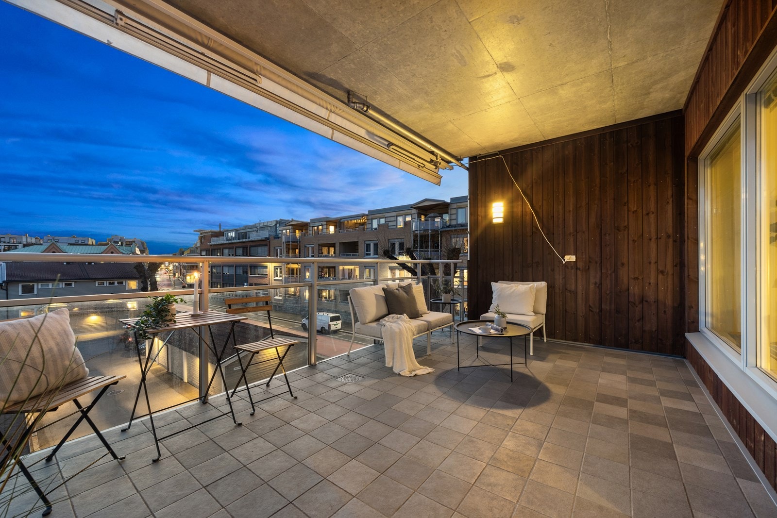 Overbygd uteplass på hele 15 m² med sol og utsikt. Galleribilde