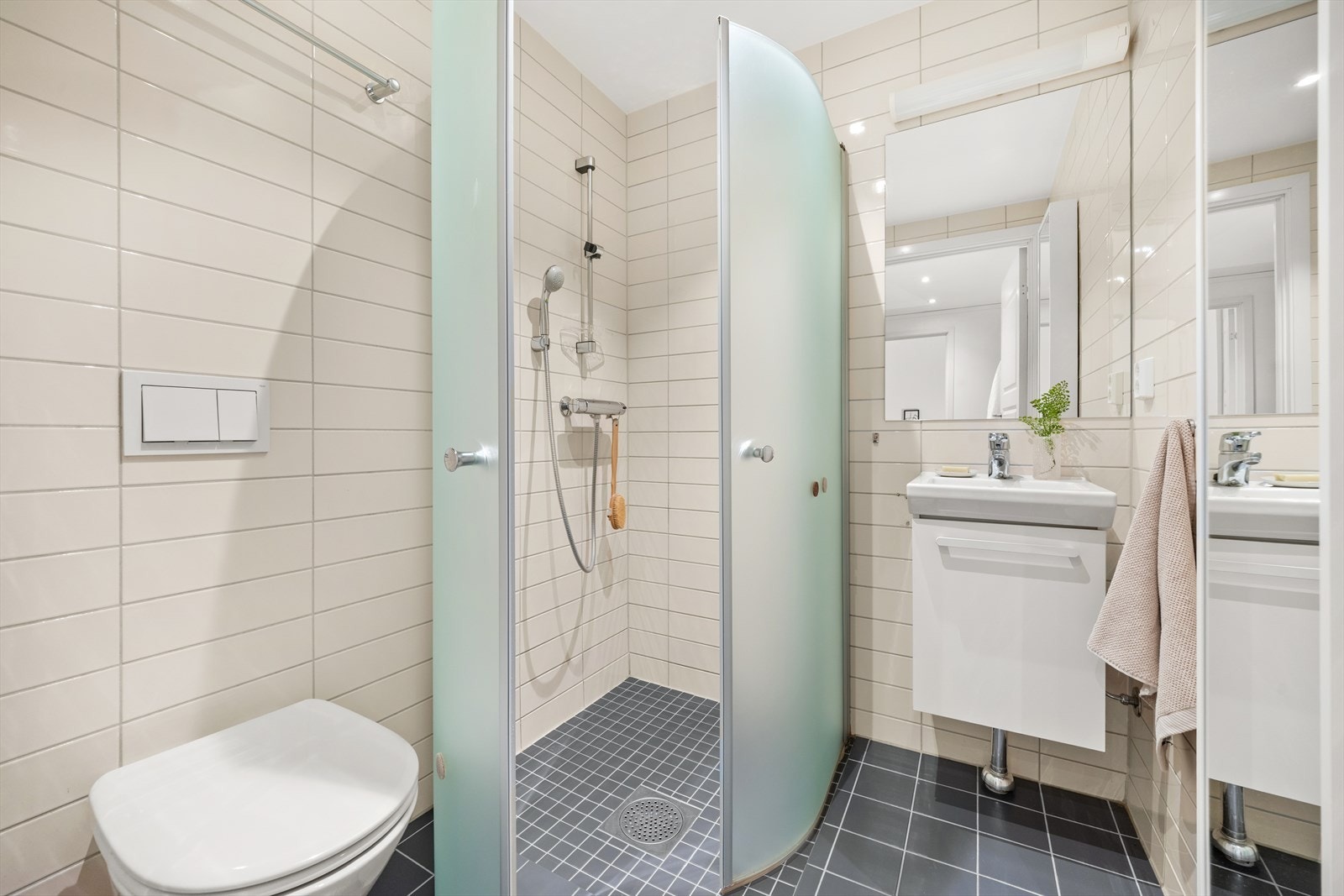 Bad 2 med flislagte overflater, gulvvarme og downlights. Galleribilde