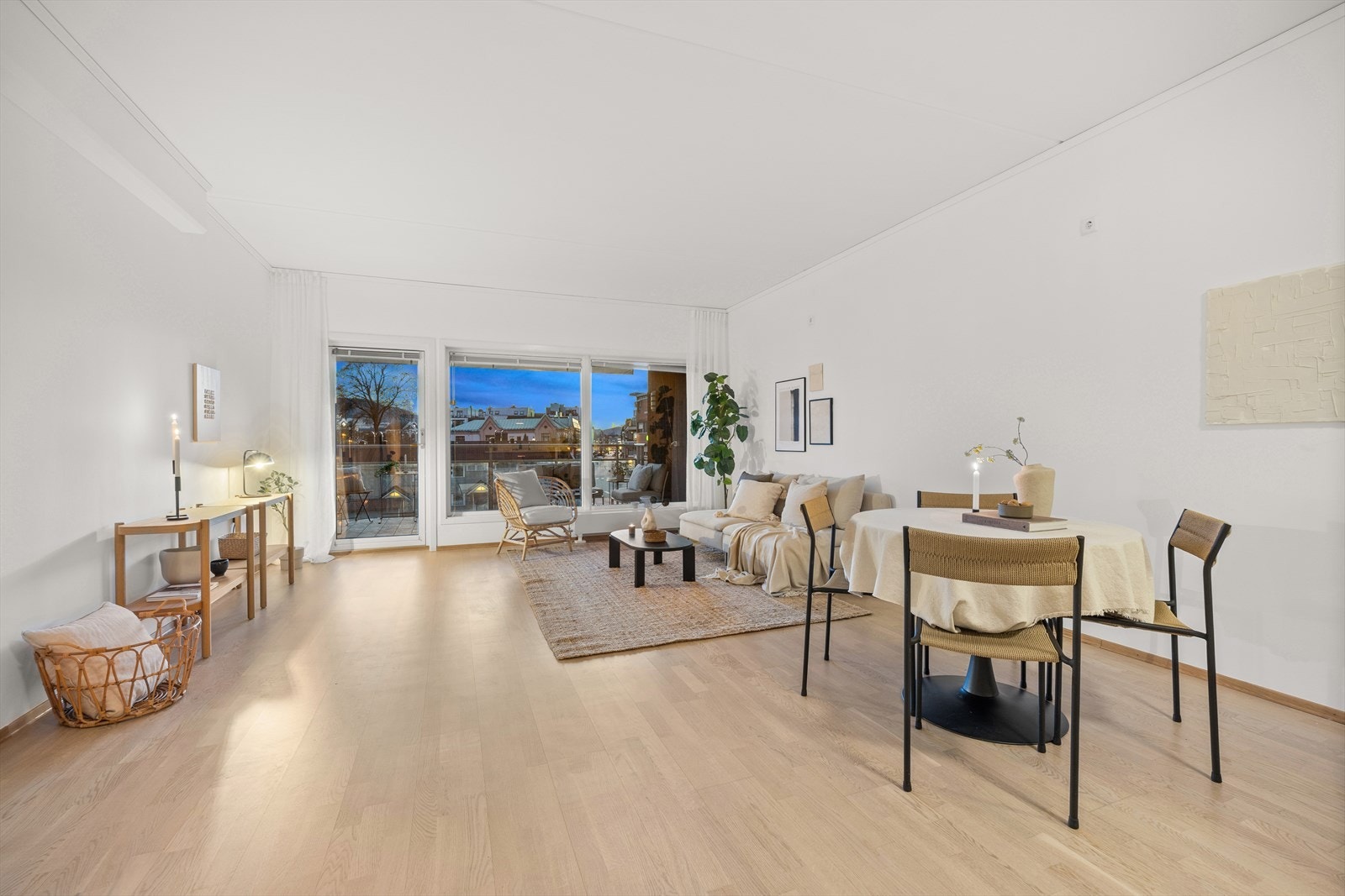 Lyst, romslig og velholdt med byggeår i 2012. Galleribilde