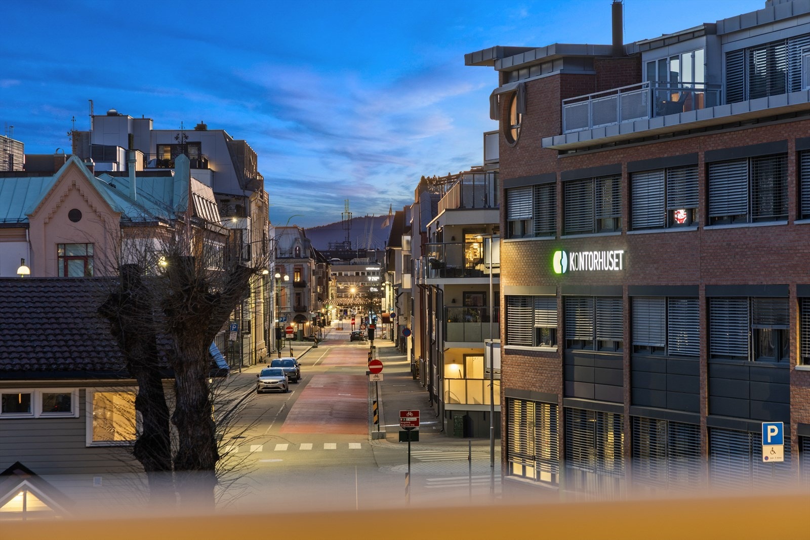 Utsikt fra balkongen retning bylivet. Galleribilde