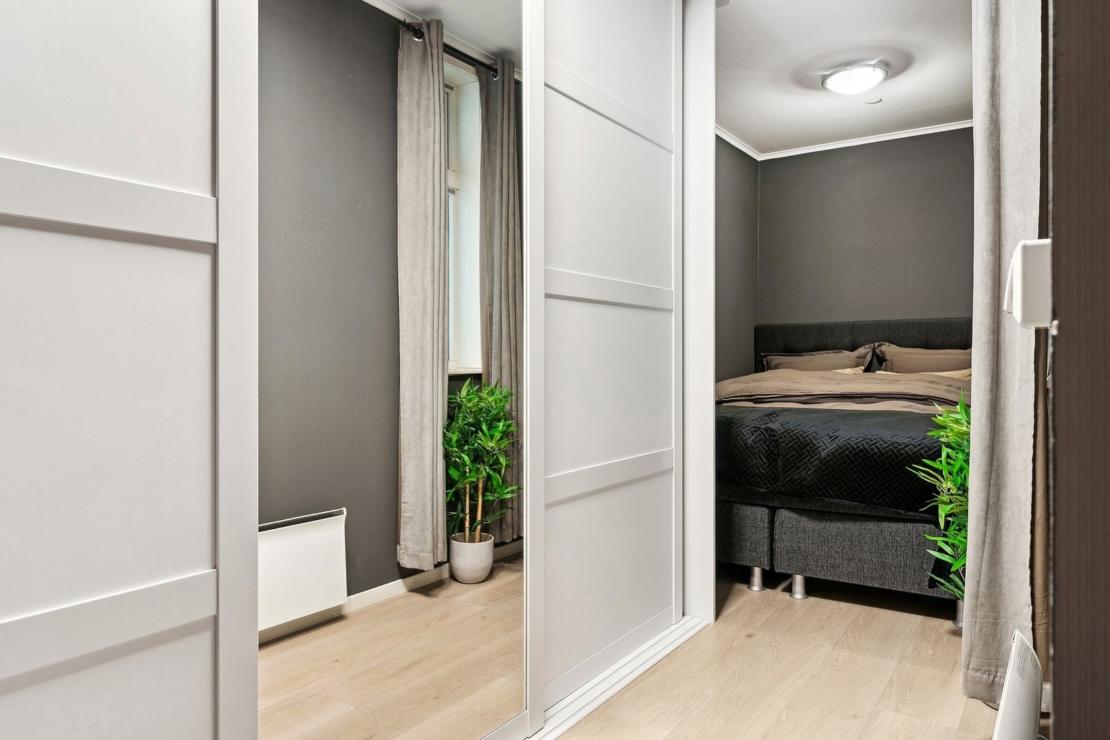 Sovealkoven er romslig, med god plass til skyvedørsgarderobe og dobbeltseng Galleribilde