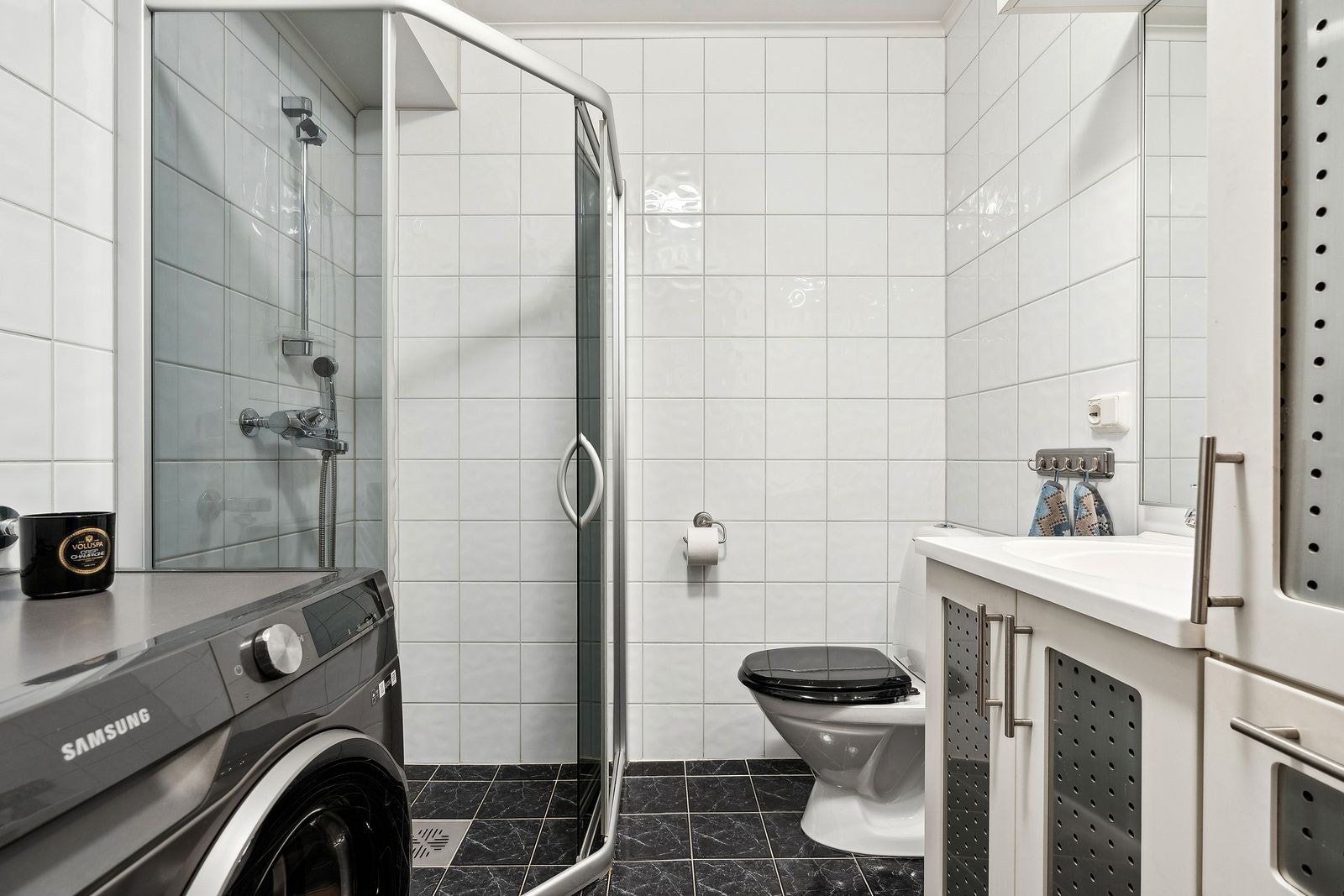 Badet inneholder dusj, wc, baderomsservant og plass til vaskemaskin Galleribilde