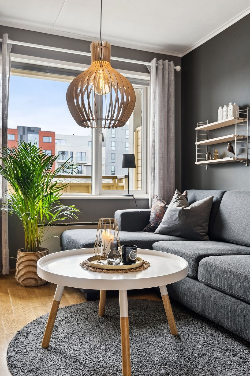 Store vindusflater i stuen som gir godt med naturlig lysinnslipp Galleribilde