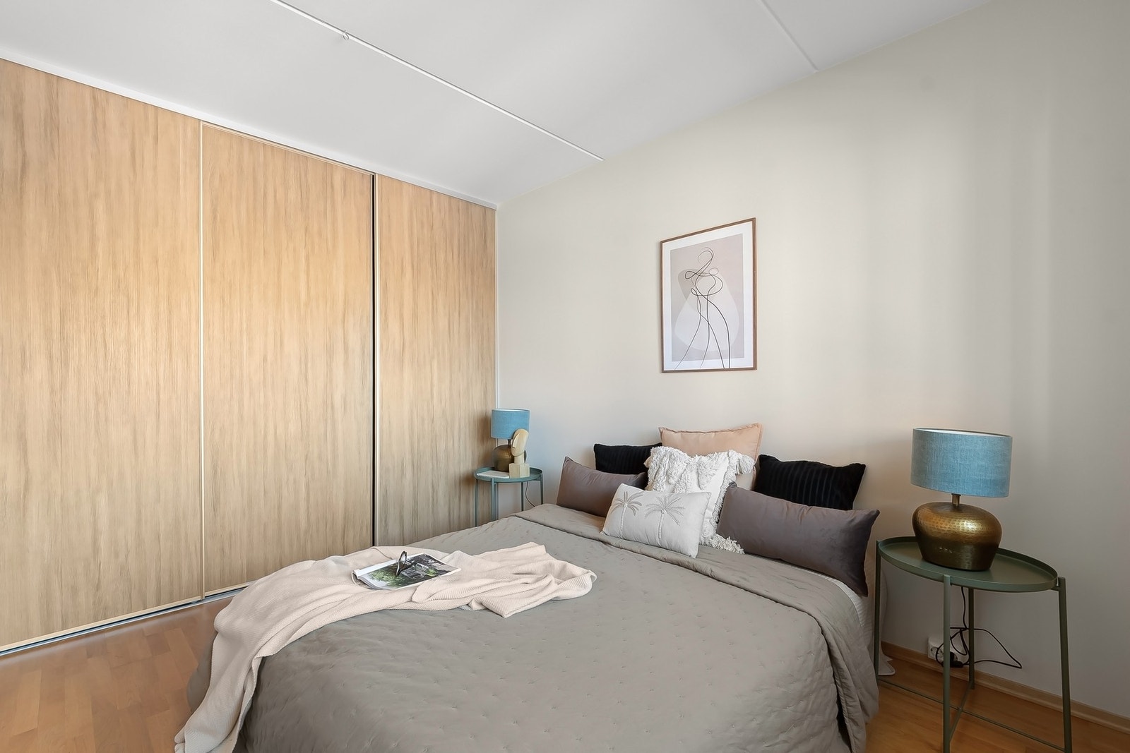 Praktisk skyvedørsgarderobe Galleribilde