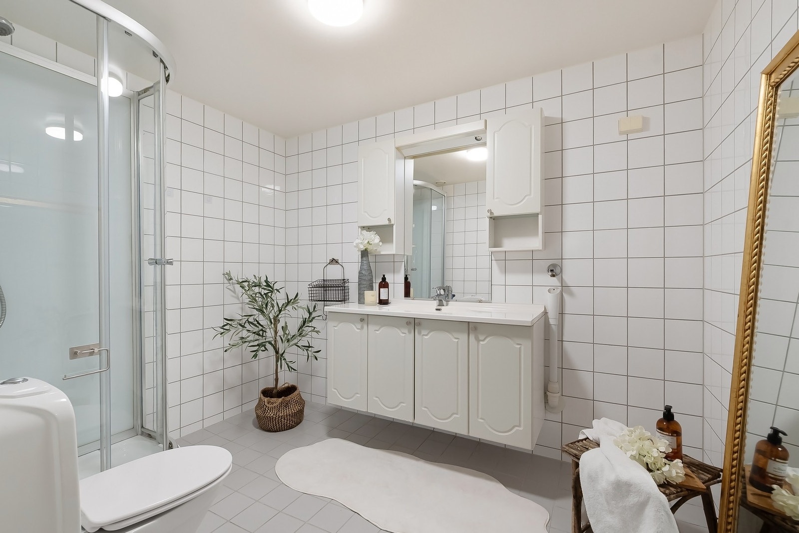 Badet er av god størrelse med opplegg for vaskemaskin Galleribilde