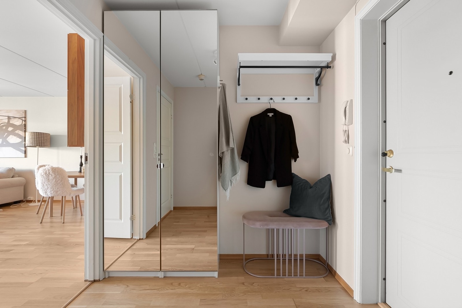 Innbydende entré med god plass til garderobeskap Galleribilde