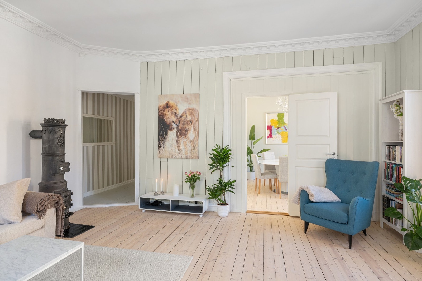 Veggene er malt i tidløse, delikate fargetoner, og tregulvet ble slipt i 2025. Galleribilde