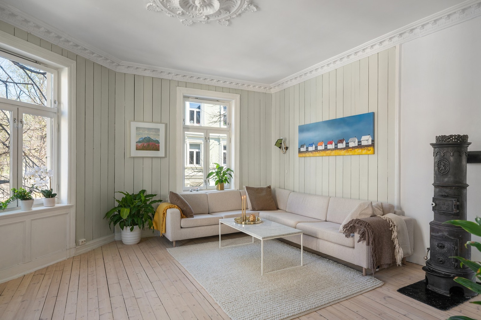 De store vindusflatene slipper inn rikelig med naturlig lys, og sammen med en generøs takhøyde på 2,95 meter gir dette rommet en luftig og romslig atmosfære. Galleribilde