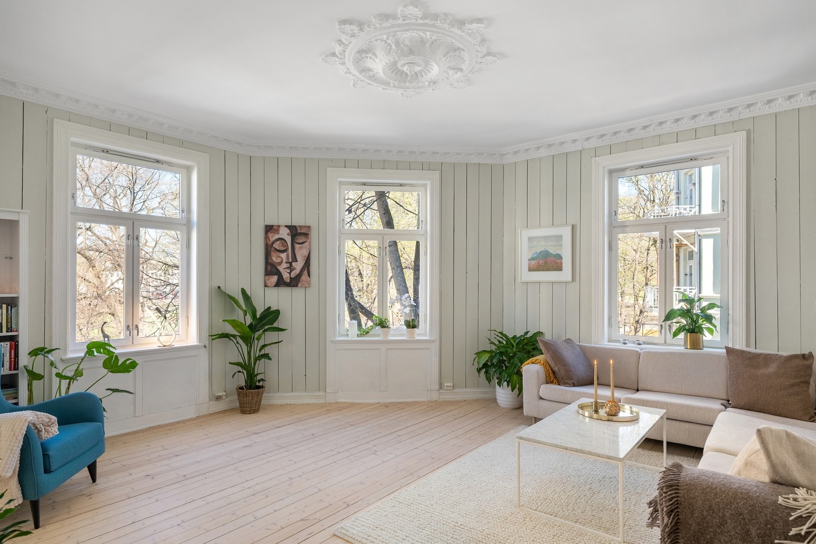 Svært lys og innbydende stue med klassiske detaljer som stukkatur og rosett i himlingen. Galleribilde