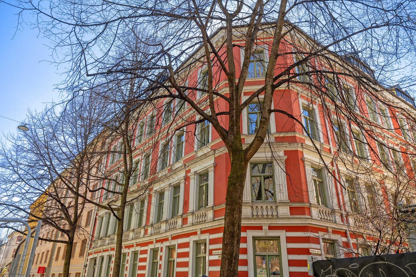 Her bor du i et populært og sentralt område med et rikt utvalg av servicetilbud og kollektivtransport rett utenfor døren, samt kort vei til parker og fine turmuligheter. Galleribilde