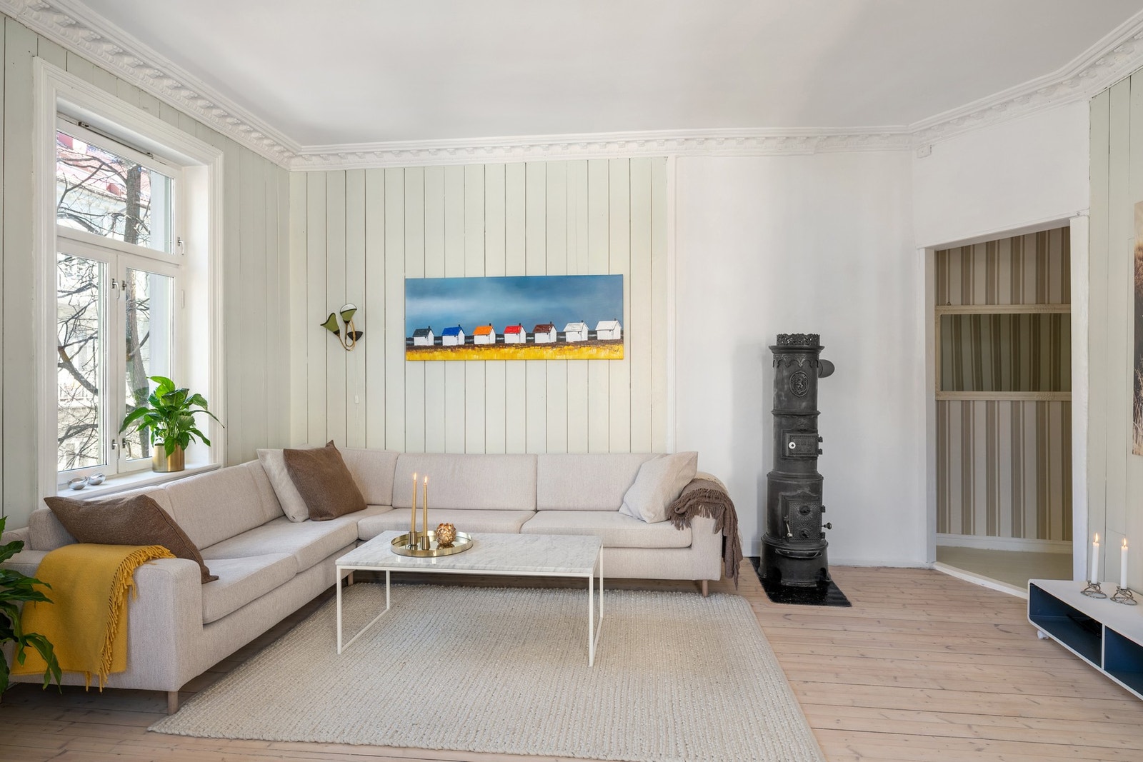 Stuen byr på gode møbleringsmuligheter, med plass til både sofagruppe, salongbord og øvrig ønsket møblement. Galleribilde