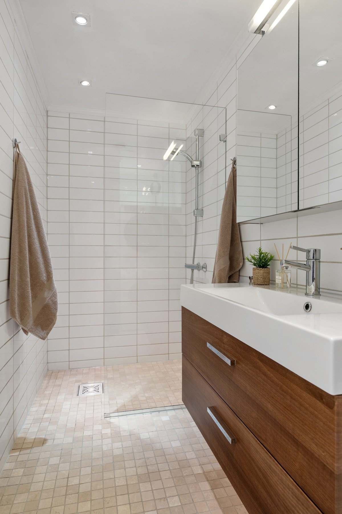 Leiligheten har et delikat baderom som ble oppgradert i 2009. Badet er flislagt, har varme i gulvet og nedsenket himling med downlights. Galleribilde