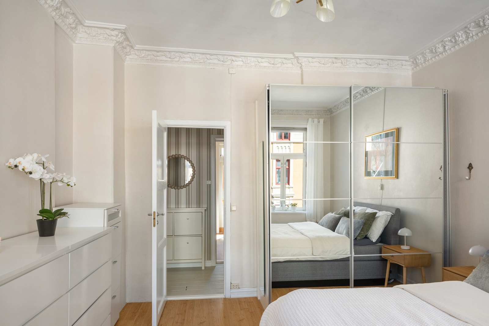 Her er det rikelig med oppbevaringsplass i skyvedørsgarderobe og kommode. Galleribilde