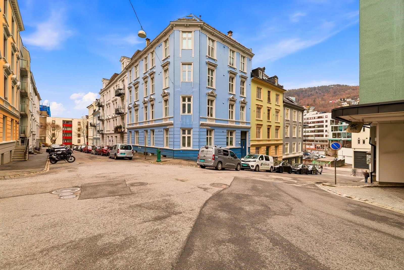 Velholdt bygård med klassisk preg. Ny taktekking i 2024. Utført av Bergen Taktekker og Blikkenslagerservice
AS Galleribilde