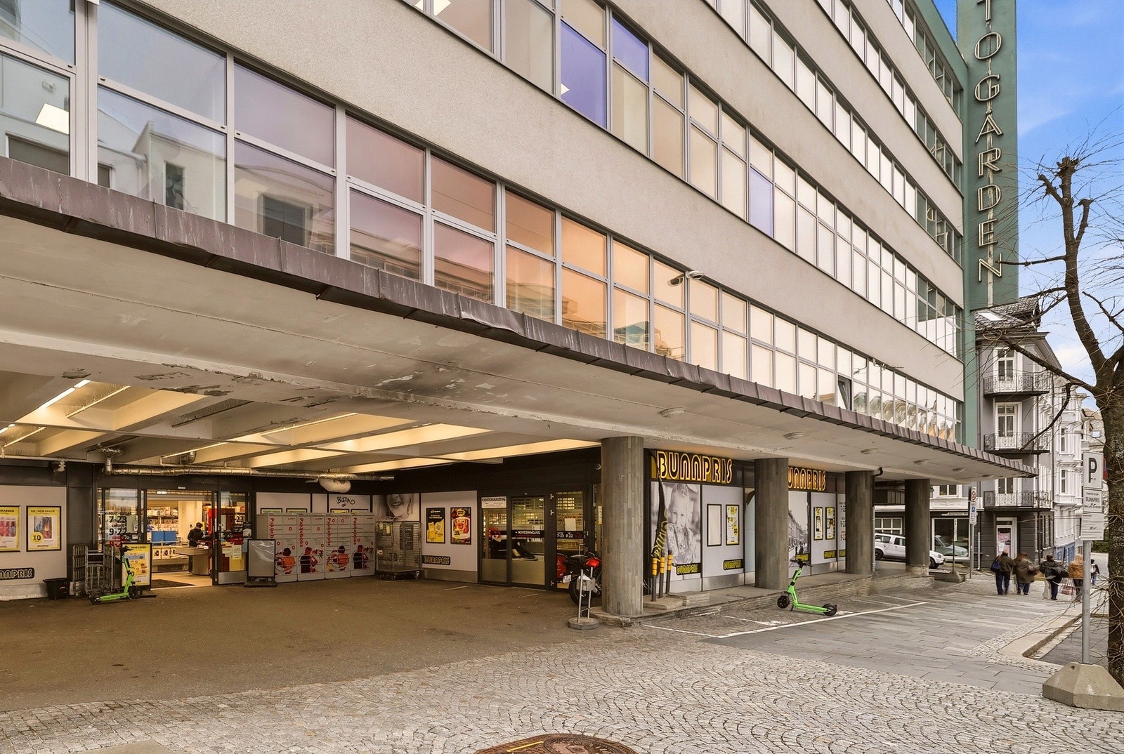 Få minutter til butikk, servicetilbud og byliv, her med søndagsåpen "Bunnpris". Bybanestopp og Sats like ved butikken Galleribilde