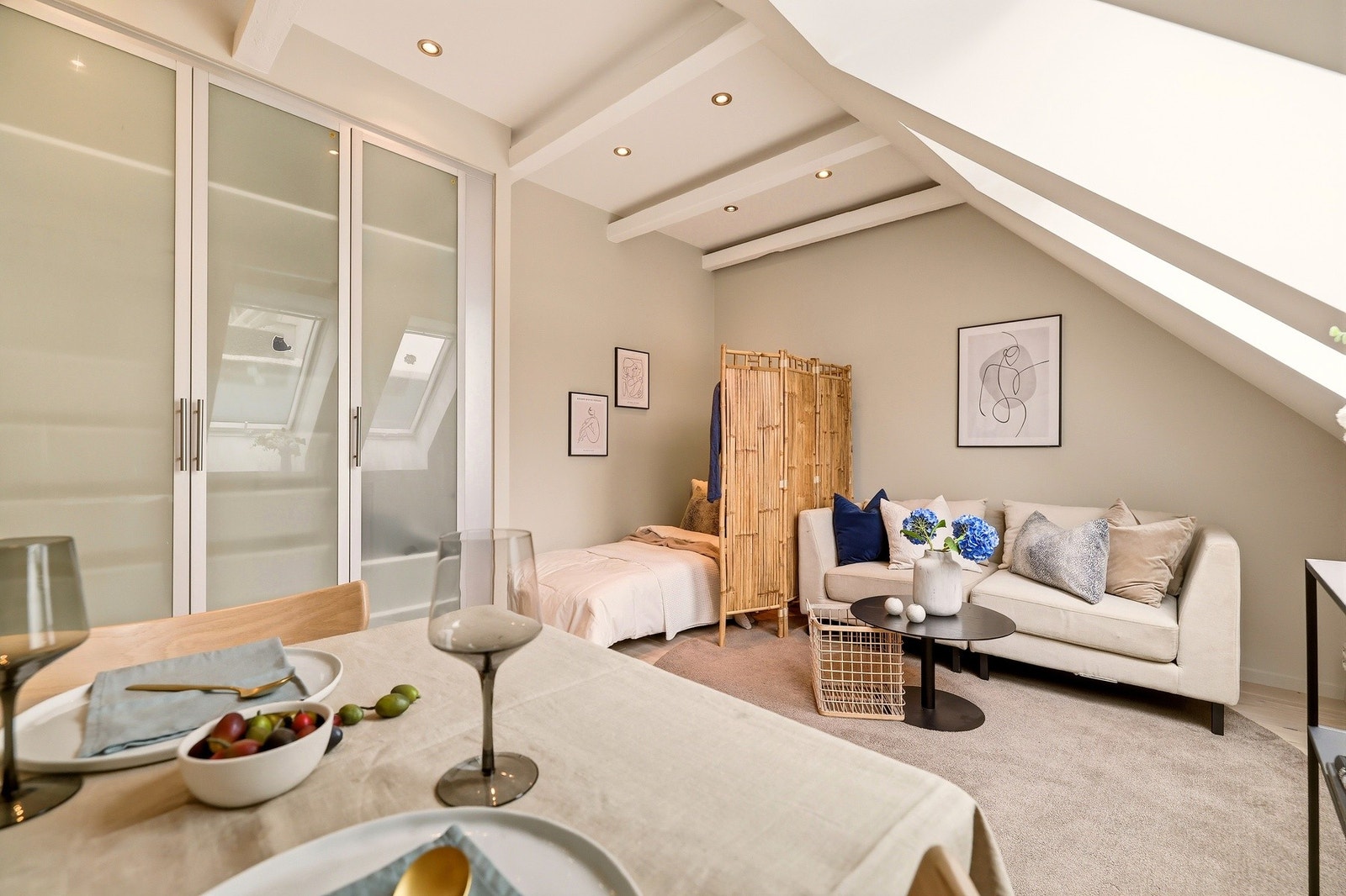 I 2026 ble vegger/tak malt i fine, moderne farger. I tillegg ble det lagt ny eikeparkett på gulvet. Arbeidet er utført i regi av Room Styling AS. Galleribilde