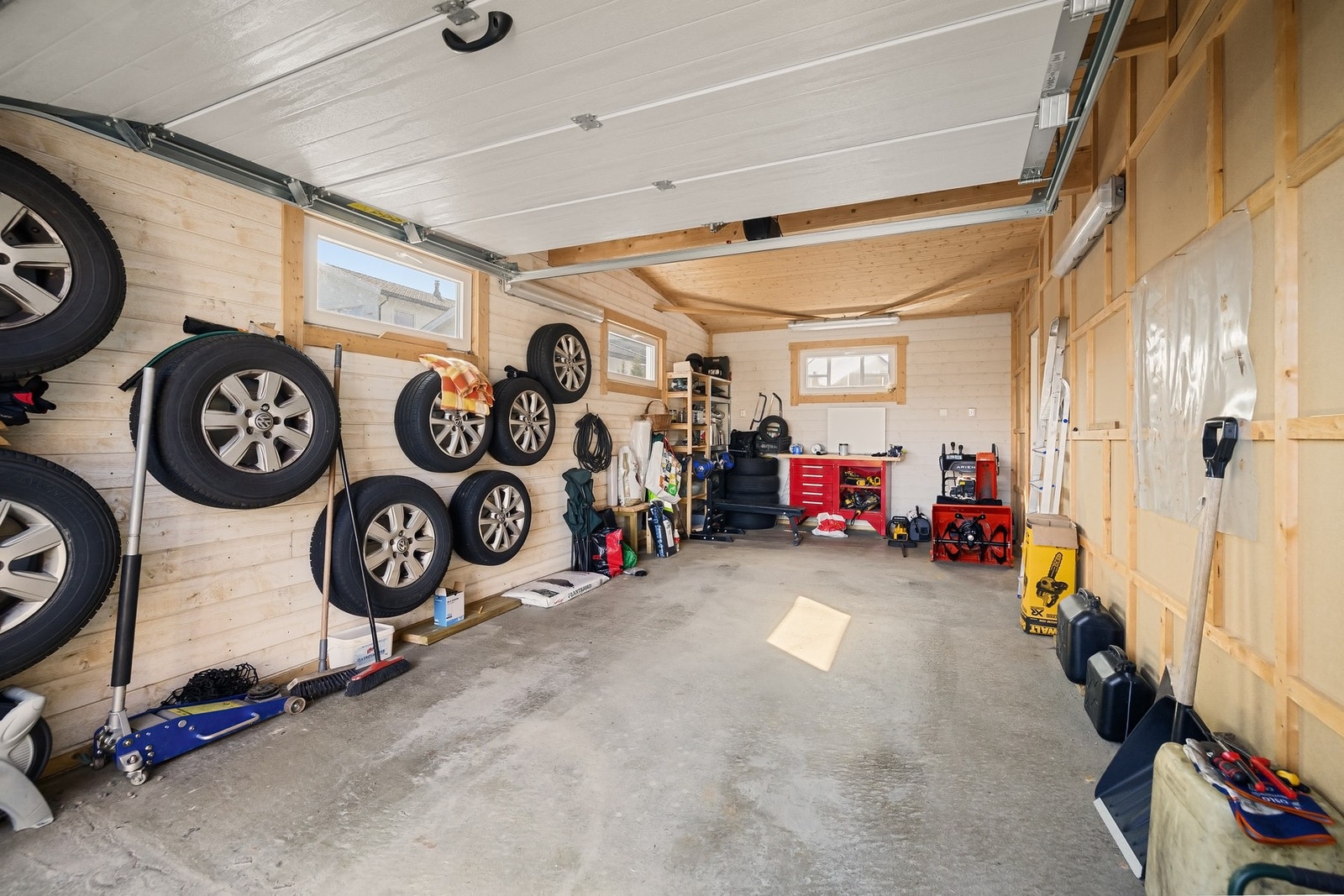 Romslig garasje med plass til bil og lagring. Galleribilde