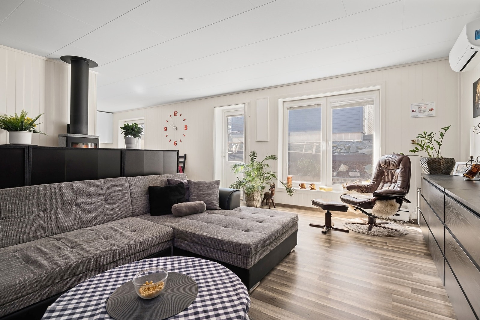 Lys og romslig stue med store vindusflater og god plass til hele familien. Galleribilde
