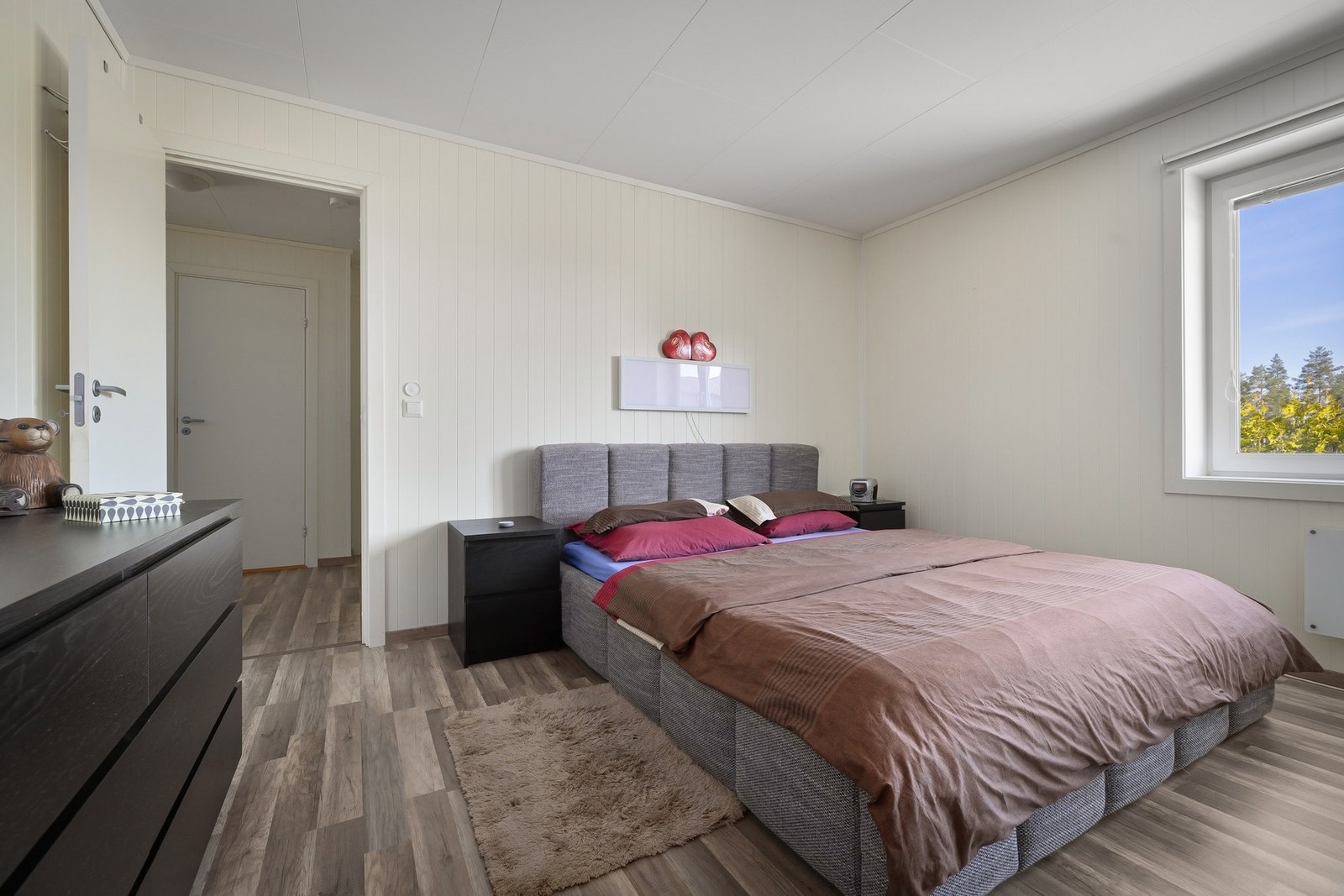 Soverom 1: Hovedsoverom med god plass til dobbeltseng og garderobe. Galleribilde