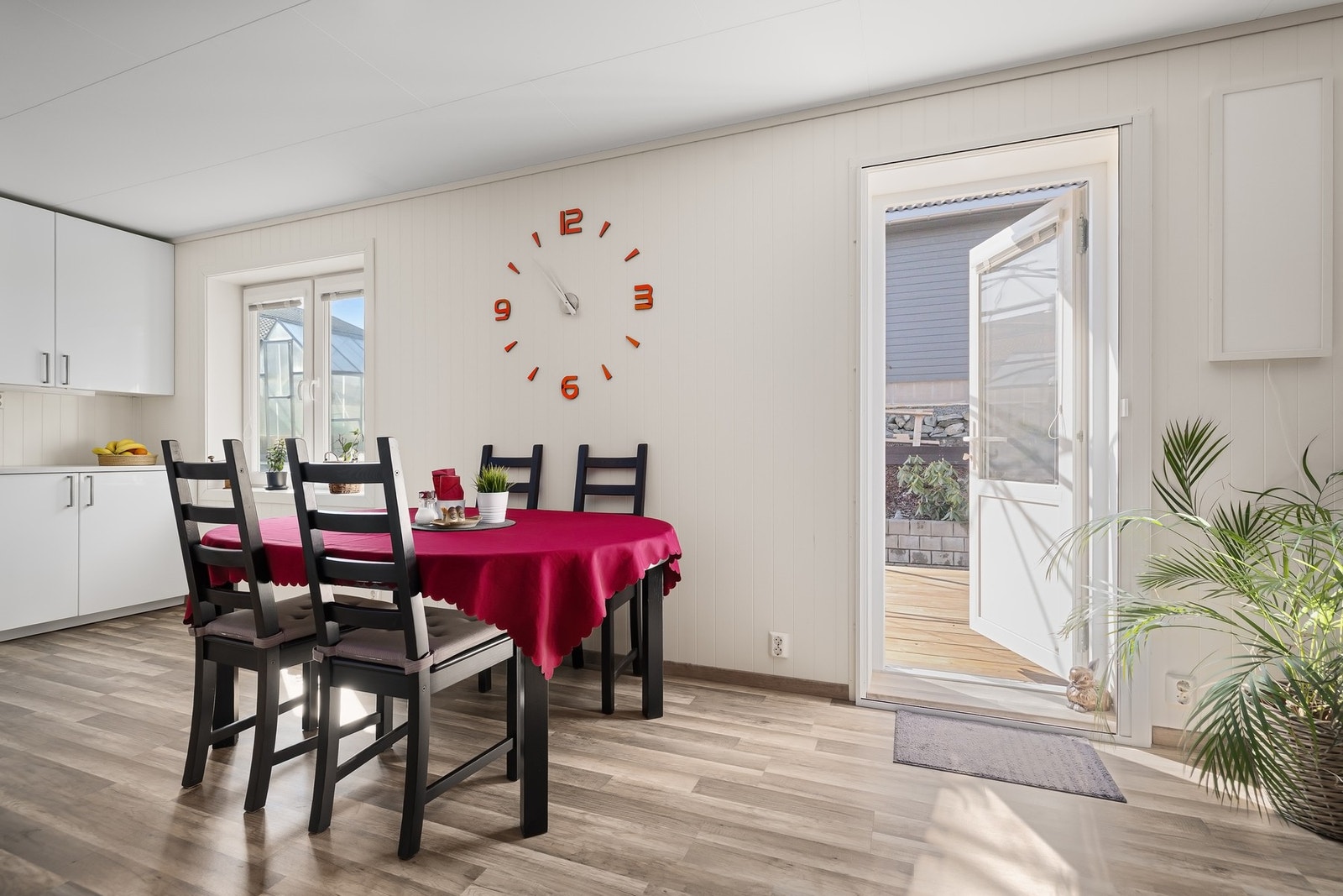 Spiseplass med utgang til uteområde - perfekt for sommerdager. Galleribilde