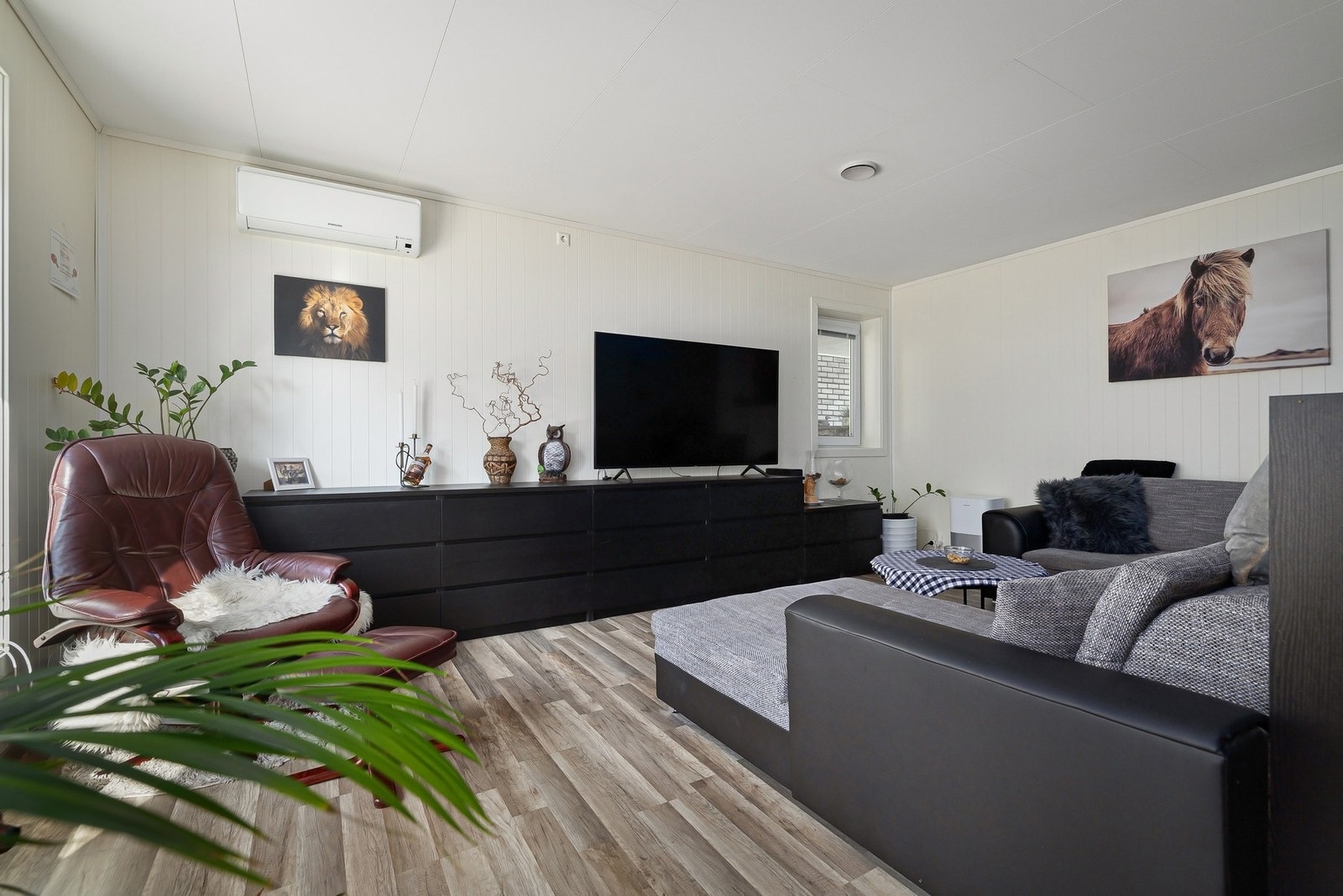 Stue med åpen planløsning. Galleribilde