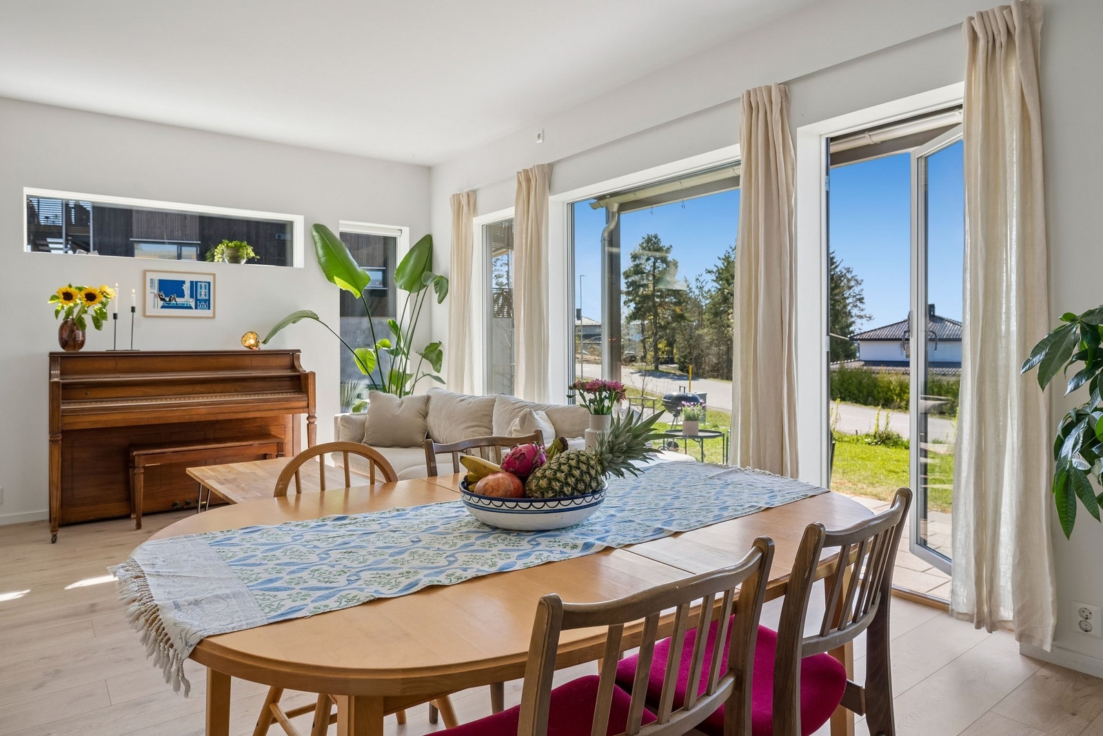 Stue med store vinduer som slipper inn naturlig lys. Galleribilde