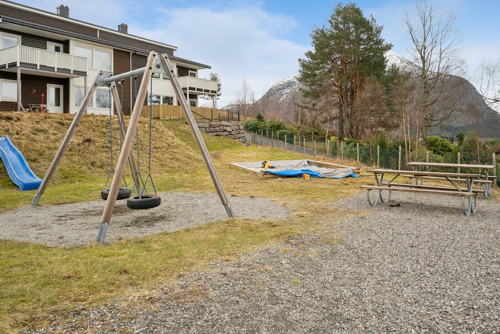 - Felles lekeplass like ved leiligheten - Galleribilde