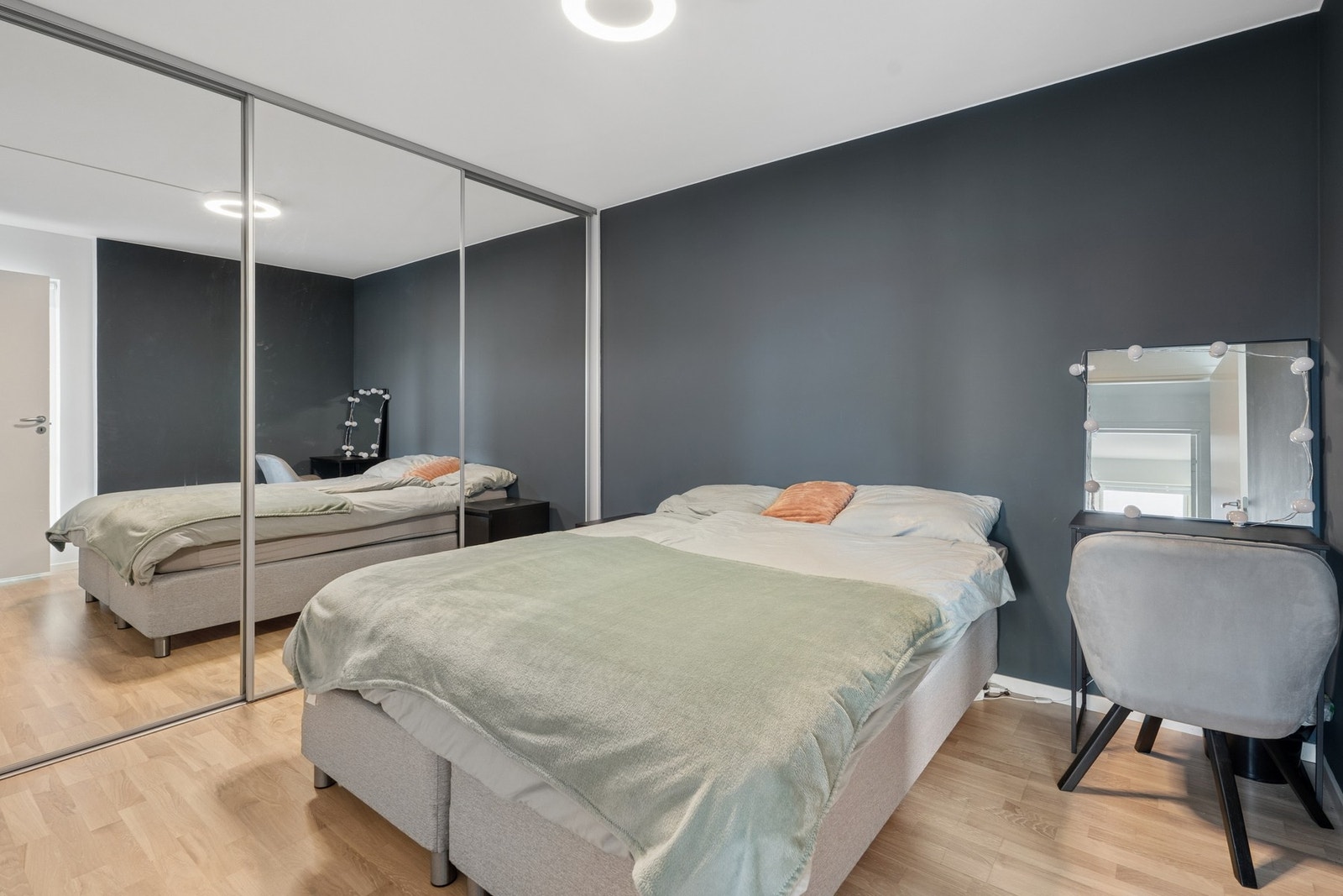 - Integrert garderobeskap med speildører, rommet er på 11.7 m² - Galleribilde