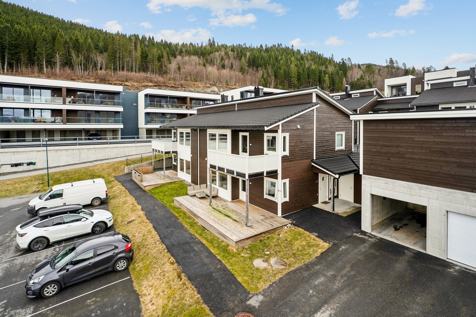 - Utvendig er det garasje, terrasse og felles biloppstillingsplass - Galleribilde