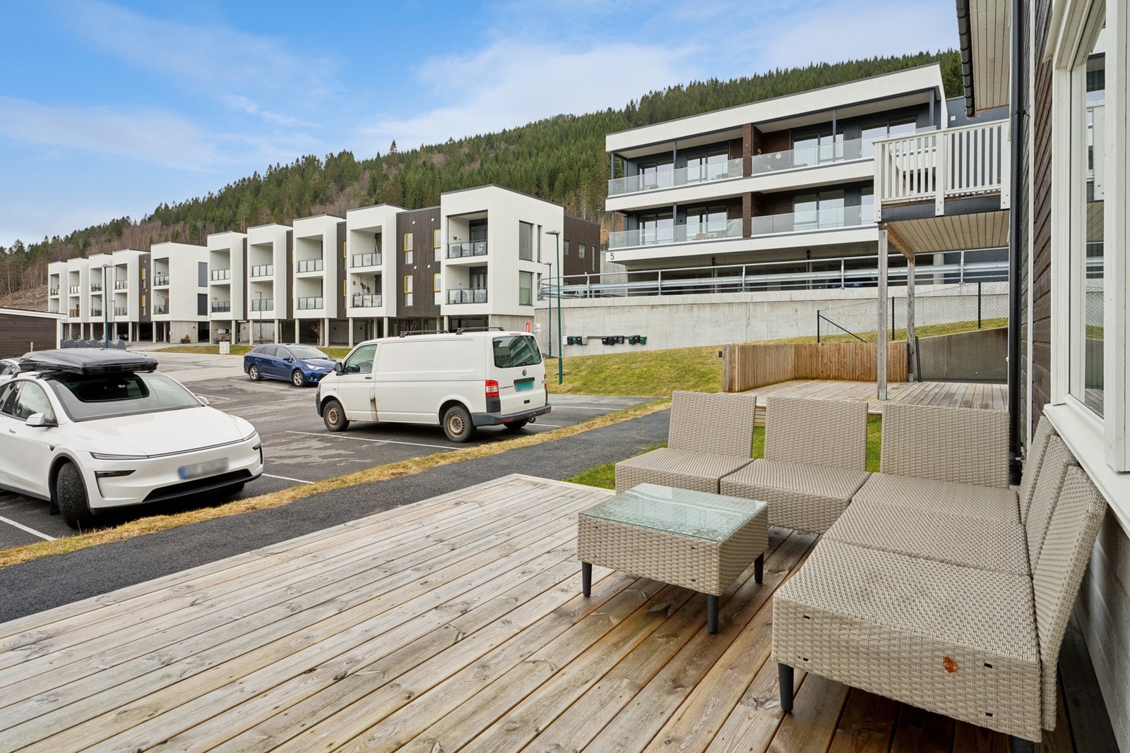 - Terrasse som gir gode muligheter for å nyte sommeren og hyggelige grillstunder med venner og familie - Galleribilde