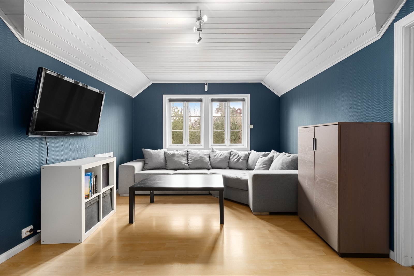 Hyggelig loftstue med god plass til sofagruppe Galleribilde