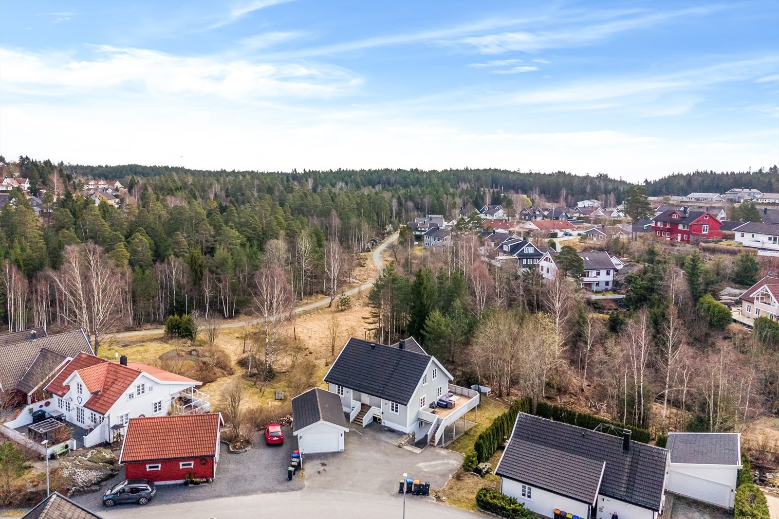 Boligen ligger i et rolig og etablert område på Blakstadheia i Froland Galleribilde