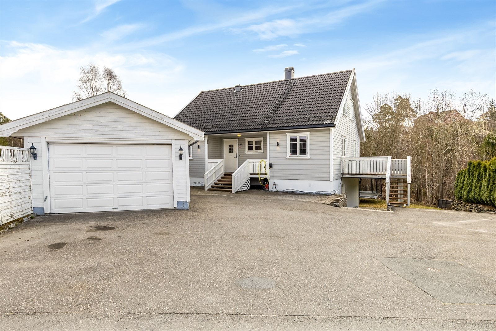 Godt med biloppstillingsplass på egen tomt og i garasje Galleribilde