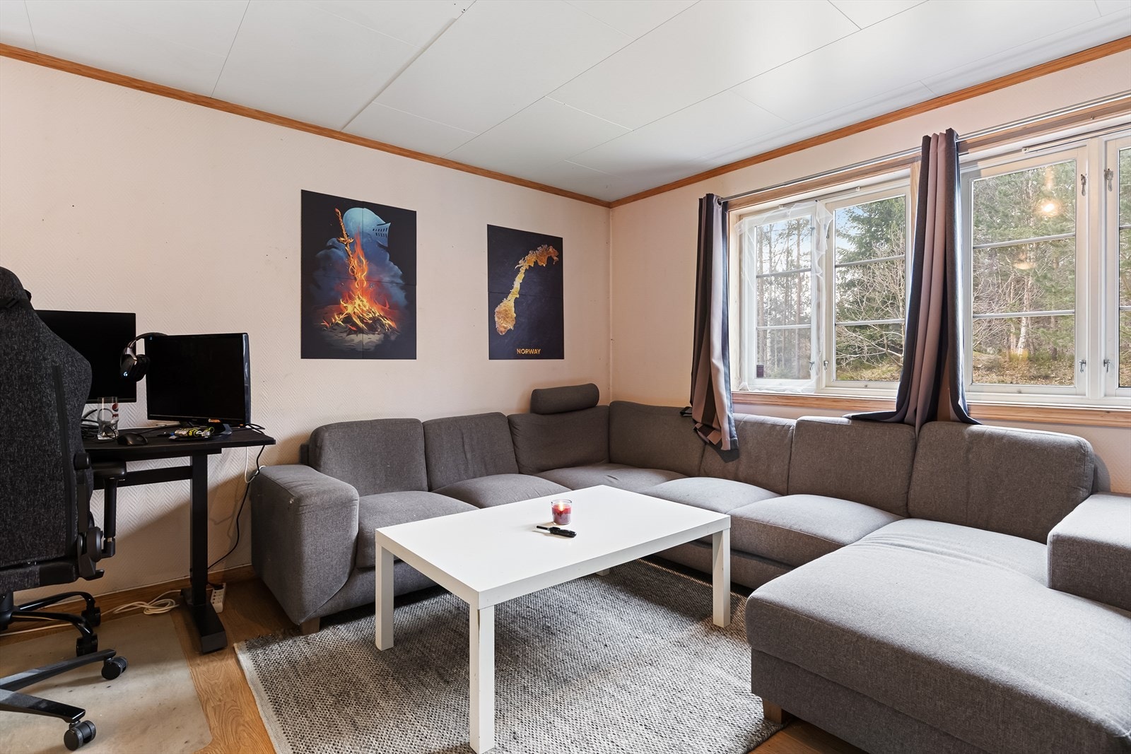 Store vindusflater som slipper inn rikelig med naturlig lys Galleribilde