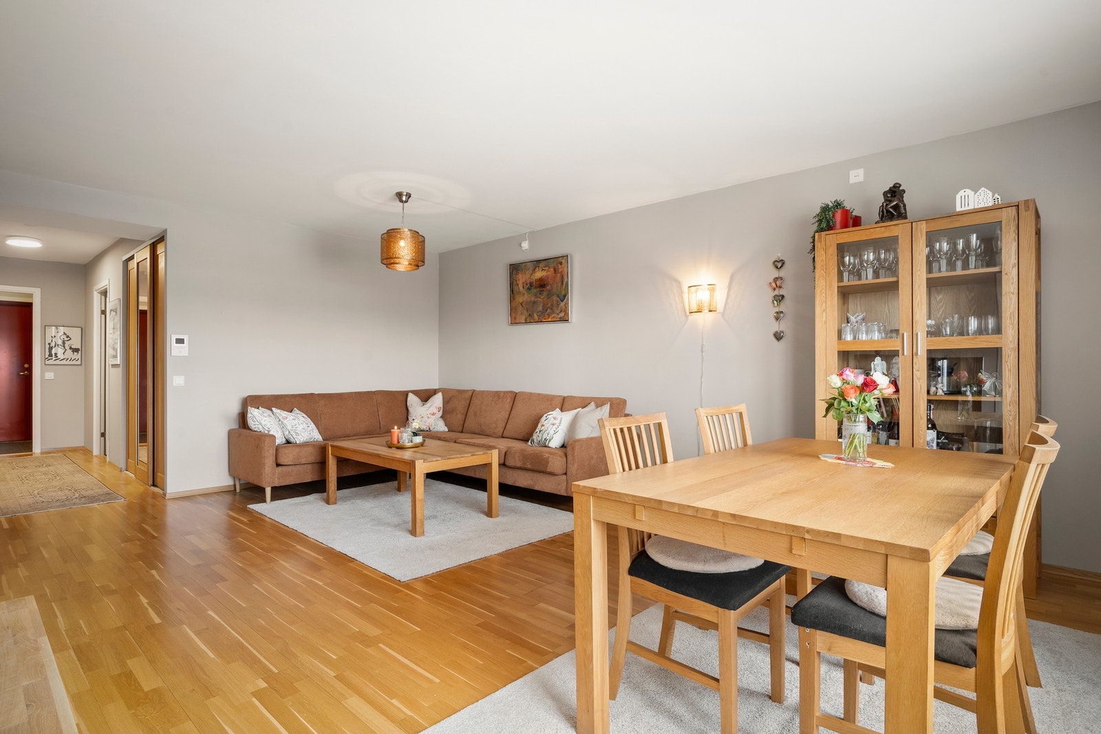 Romslig stuedel med god plass til sofa, sofabord og mediemøblement. Galleribilde