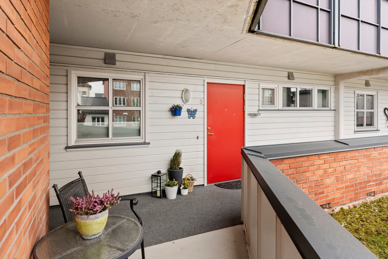Lune uteområder like utenfor inngangsdøren. Galleribilde