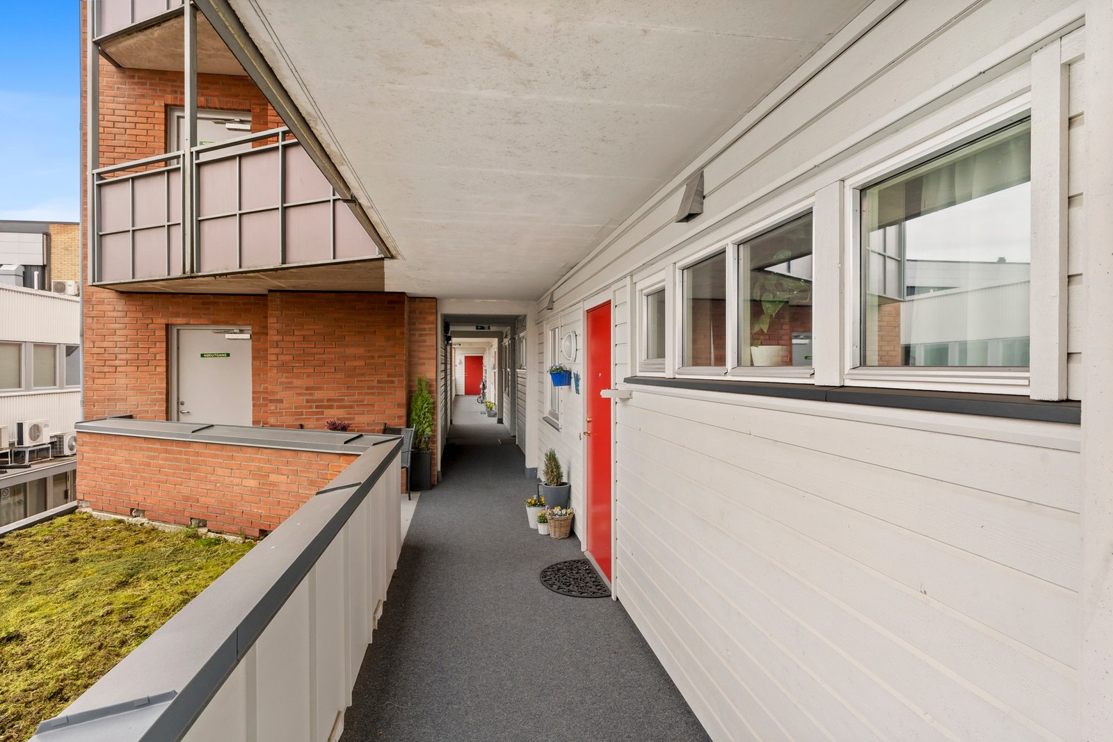 Adkomst til leiligheten via svalgang. Galleribilde