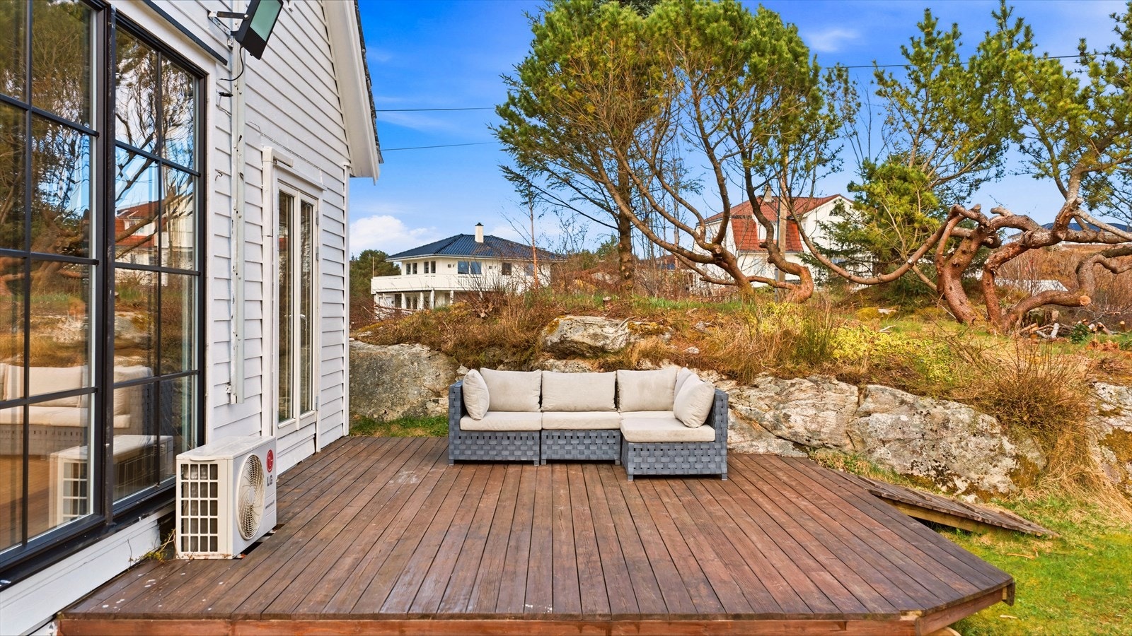 Boligen har en sjeldent attraktiv og familievennlig beliggenhet i umiddelbar nærhet til alt man kan trenge i hverdagen! Galleribilde