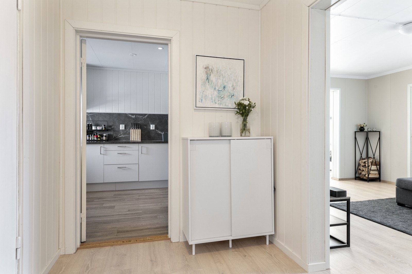 Entré med direkte tilgang til både stue og kjøkken Galleribilde