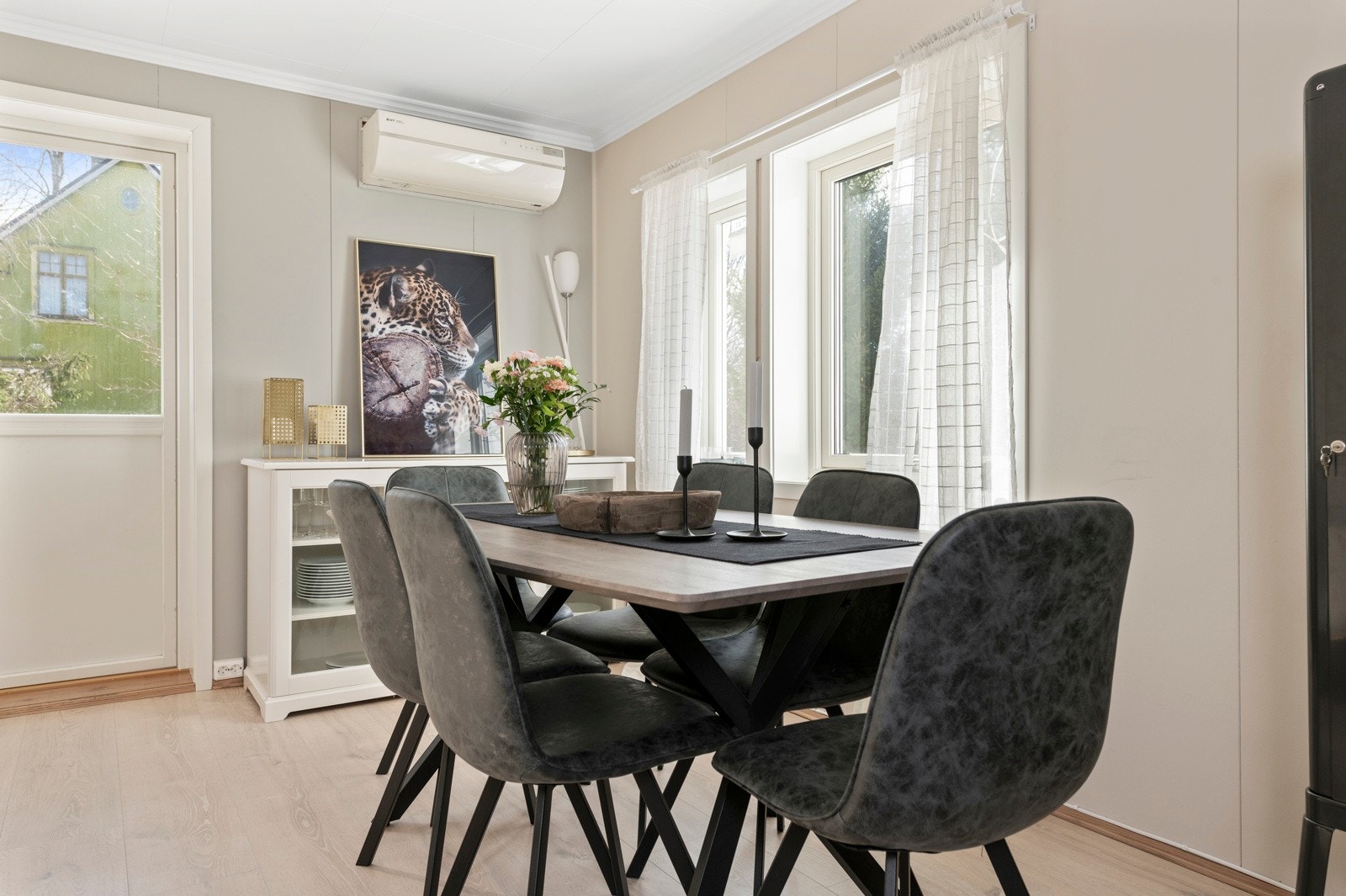 Spiseplass med mye dagslys Galleribilde