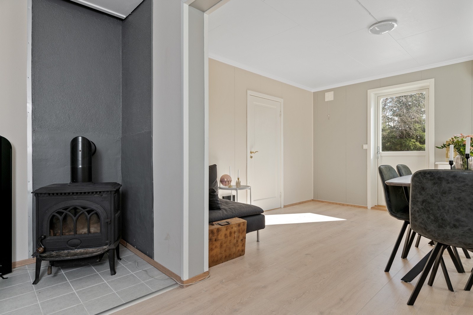 Lun og god atmosfære med vedfyring. Galleribilde