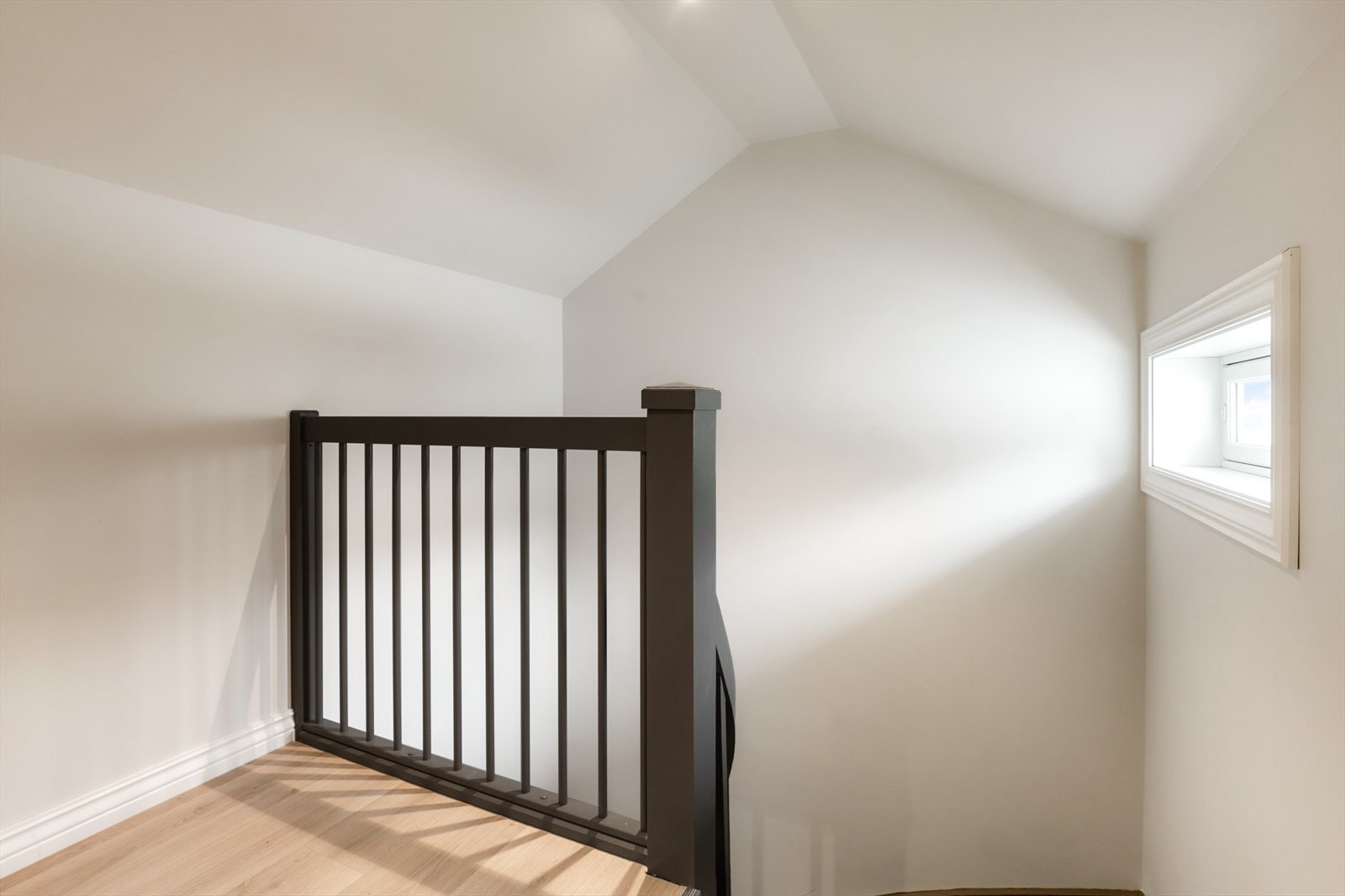 Trappegangen opp til leiligheten er også oppusset og fremstår som moderne. Det er kun denne leiligheten som benytter denne trappegangen. Galleribilde