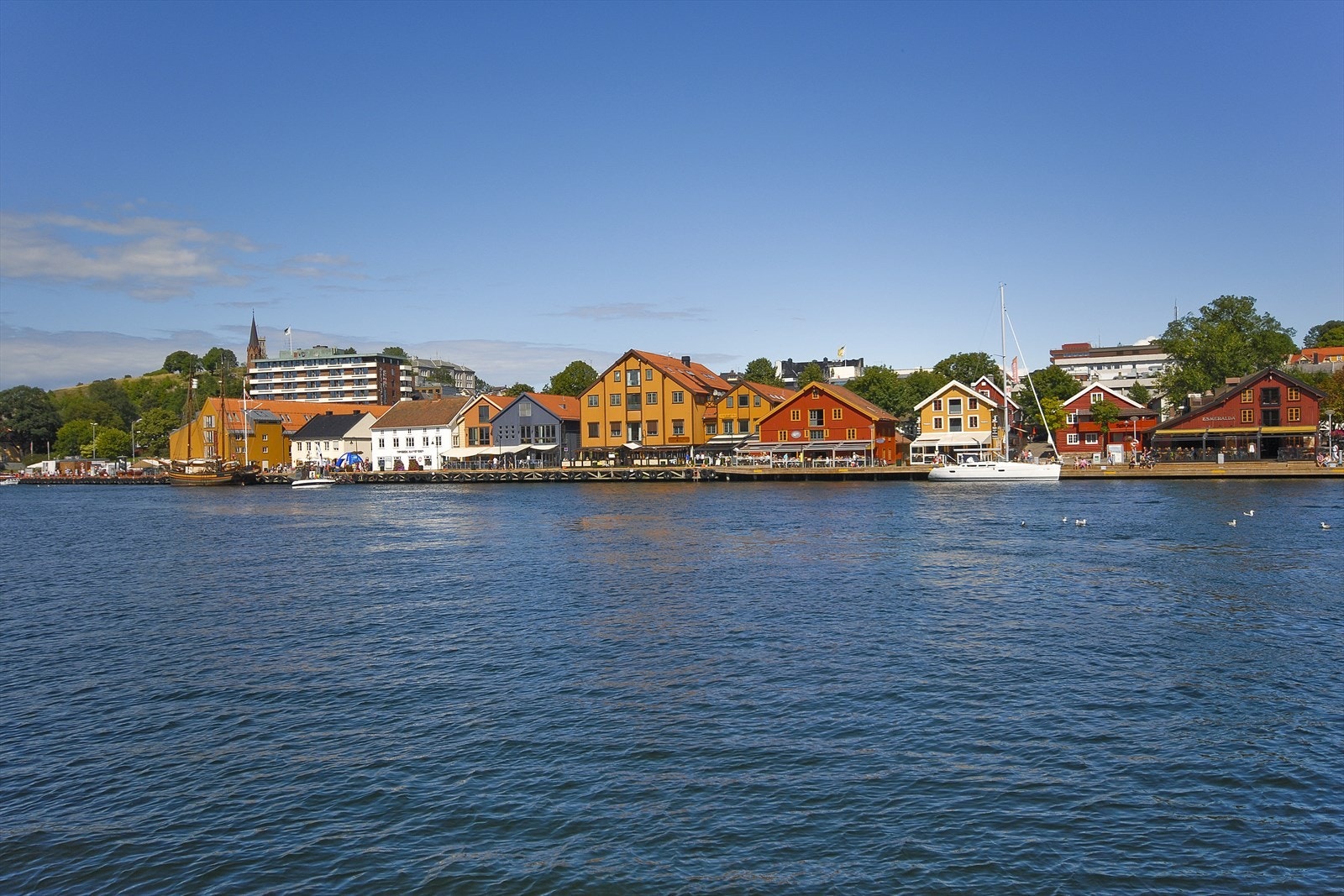 Langs bryggene i Tønsberg kan du nyte båtlivets gleder, eller et stort utvalg av restauranter, kafeer og barer - det er ca 3 min gange hit. Galleribilde